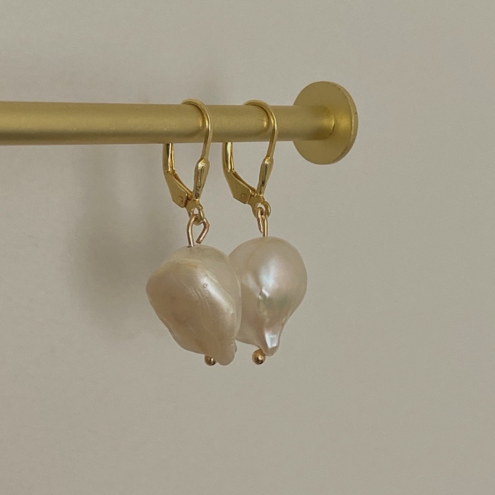 Baroque pearl earrings
